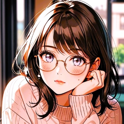 Femme avec des lunettes qui s'interroge, tête appuyée sur la main